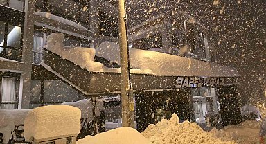 Kar yükünü taşıyamayan site giriş tacında yıkılma tehlikesi