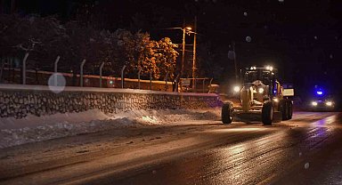Kar yüzünden kapanan 145 mahallenin yolu büyükşehir ekipleri tarafından açıldı