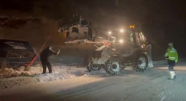 Kara saplanan otomobildeki 3 kişi kurtarıldı