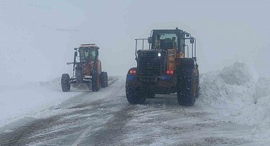 Karabet Geçidi'nde kar temizleme çalışması devam ediyor