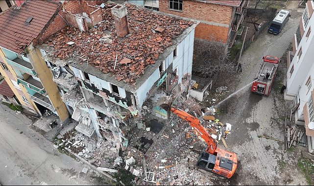 Karabük'te doğal gaz patlaması sonrası hasar gören bina 3 yıl sonra yıkılıyor