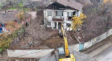 Karabük'te tehlikeli yapıların yıkımı sürüyor