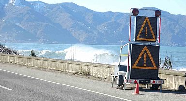 Karadeniz Sahil Yolu'nda dalga ve fırtına alarmı