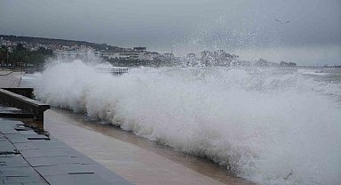 Karadeniz'de fırtına sahili vurdu: Dev dalgalar taşları kıyıya sürükledi