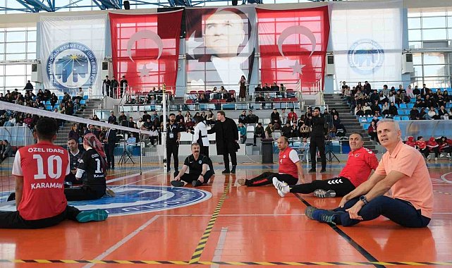 Karaman'da 3 Aralık Dünya Engelliler Günü'nde protokol voleybol oynadı