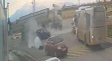 Karaman'da kamyon otomobile çarptı: 2 yaralı