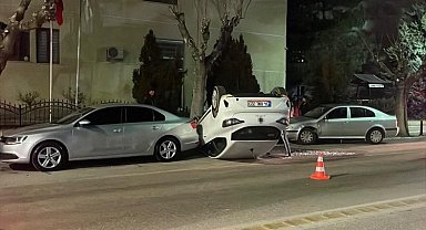 Karaman'da park halindeki araçlara çarpan otomobil ters döndü