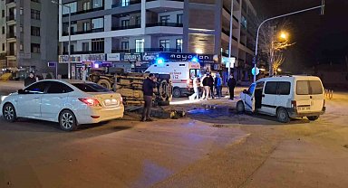 Karapınar'da iki kamyonet çarpıştı: 2 yaralı