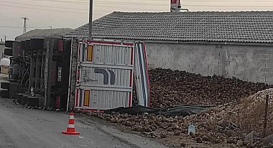 Karapınar'da pancar yüklü tır devrildi: 1 yaralı