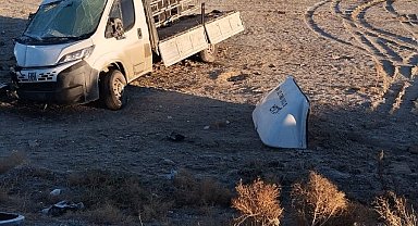 Karapınar'da şarampole devrilen kamyonet sürücüsü yaralandı