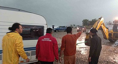 Karavanla denize sürüklenen Rus turistler kurtarıldı