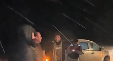 Karda mahsur kalan 4 vatandaş 3 saatlik zorlu çalışmayla kurtarıldı