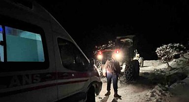 Karda mahsur kalan ambulansı, ekipler kurtardı