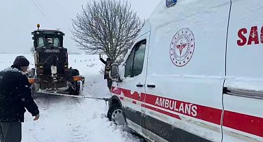 Karda mahsur kalan ambulansı iş makinesiyle çekerek hastaya ulaştırdılar
