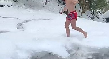 Karda şortla gezip şelale altında antrenman yaptı