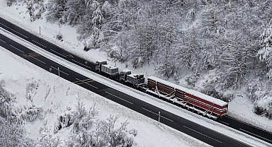 Karda yolda kalan tır, 2 çekici ile kurtarıldı