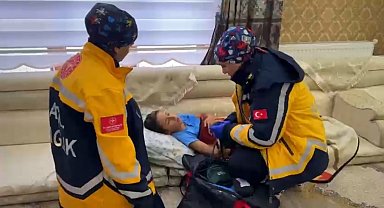 Kardan barikatları UMKE aştı: Yüksekova'da zamana karşı yaşam mücadelesi