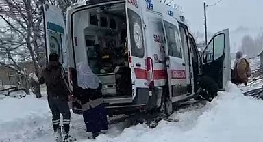 Kardan kapanan yolda hastaneye yetişemeden ambulansta doğum yaptı
