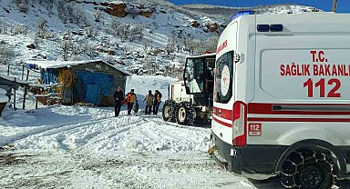 Karla kapanan yollar aşıldı, 2 hasta sağlık ekiplerince hastaneye ulaştırıldı