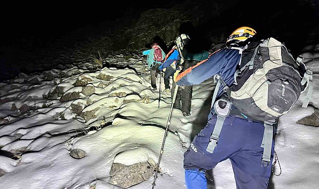 Karla kaplı dağa tırmanıp mahsur kalan 3 arkadaş kurtarıldı