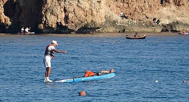 Karlı dağların gölgesinde 20 derecelik sıcak havada deniz keyfi yaptılar