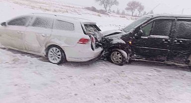 Karlı yolda araçlar çarpıştı: 1 yaralı