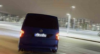 Karlı yolda drift atan sürücülerin tehlikeli anları kamerada