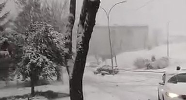 Karlı yolda kontrolden çıkan otomobilin kaza anı kamerada