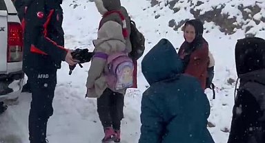 Karlı yolda mahsur kalan öğrencilerin yardımına AFAD ekibi yetişti