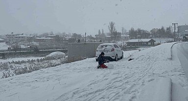 Kars beyaz gelinliğini giydi: Meteoroloji uyarmıştı, kar şehre indi
