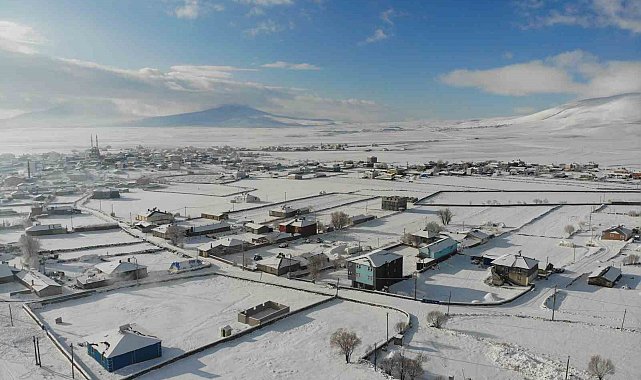 Kars beyaz örtüsünü çekti, buzlanan yolda tır kaldı