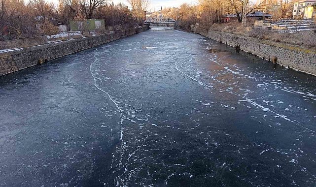 Kars eksi 15'i gördü: Kars Çayı 1 günde dondu