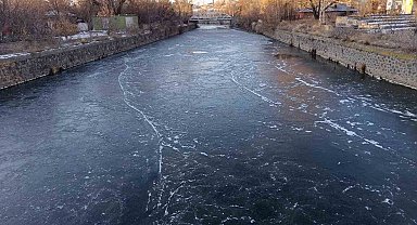 Kars eksi 15'i gördü: Kars Çayı 1 günde dondu