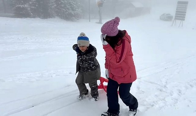 Kars'ta kar coşkusu: Çocuklar kardan adam yaptı, kızak kaydı