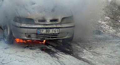 Kars'ta park halindeki otomobil alevlere teslim oldu