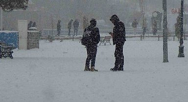 Kars'ta yoğun kar yağışı: Vatandaşlar kar altında halay çekti