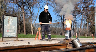 Kartepe Tramvay Hattı'nda raylar kaynak ile birleşiyor