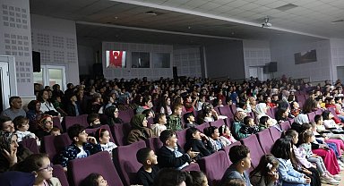 Kartepe'de "Karınca Kararınca" oyunu sahnelendi