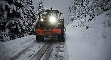 Kastamonu'da ekiplerin köy yollarındaki zorlu karla mücadelesi başladı