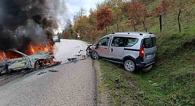 Kastamonu'da hafif ticari araç ile otomobil çarpıştı: 2 yaralı