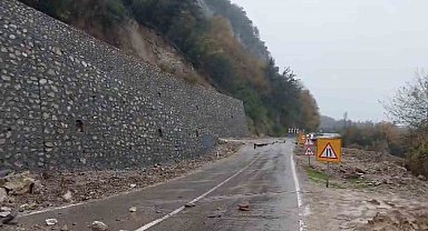 Kastamonu'da heyelan sebebiyle çöken yol ulaşıma kapandı