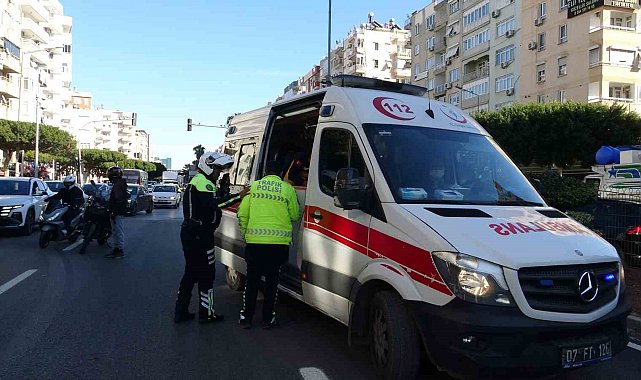 Kavşak sisteminde çarpışan iki motosikletin sürücüleri yaralandı