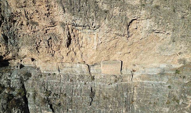 Kayaların ortasındaki manastır görenleri hayrete düşürüyor: Yüzlerce yıllık yapı dron ile görüntülendi