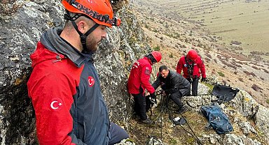 Kayalıklarda mahsur kalan keçiler JAK timi tarafından kurtarıldı