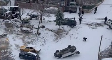 Kayan araç park halindeki aracı devirdi: O anlar kamerada