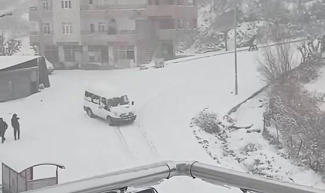 Kayarak üzerine gelen minibüsü gördü, manevrasıyla kazadan kurtuldu