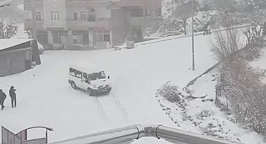 Kayarak üzerine gelen minibüsü gördü, manevrasıyla kazadan kurtuldu