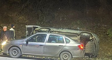 Kayganlaşan yolda otomobil devrildi