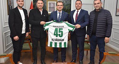 Kaymakam Güldoğan'a forma hediye ettiler