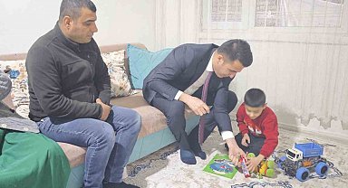 Kaymakam Özdemir miniklere oyuncak dağıttı